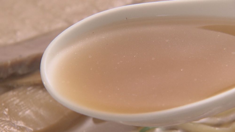 煮干し、鶏ガラ、とんこつでだしを取ったスープ