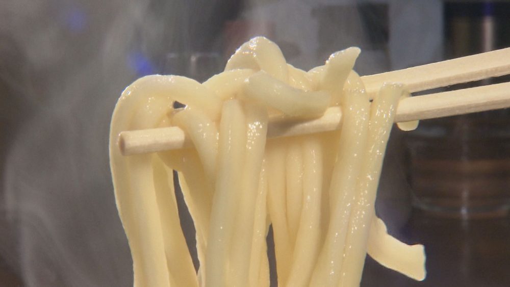 「丸海鳴海の顔」といえる極太手打ち麺