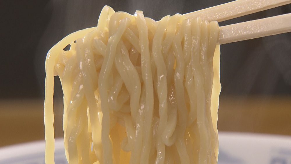 細ちぢれ麺はスープがよく絡む