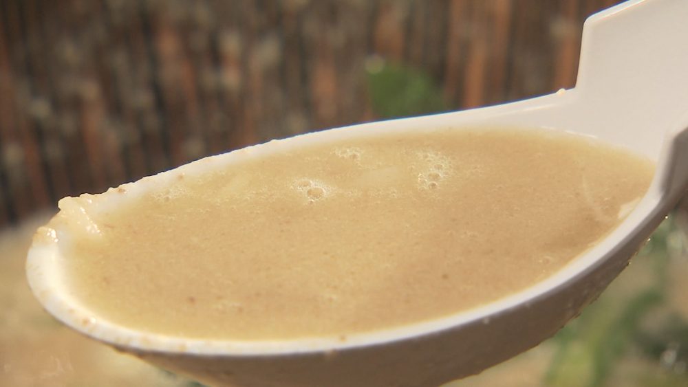 厳選された鶏ガラを長時間煮込んだ鶏白湯スープ