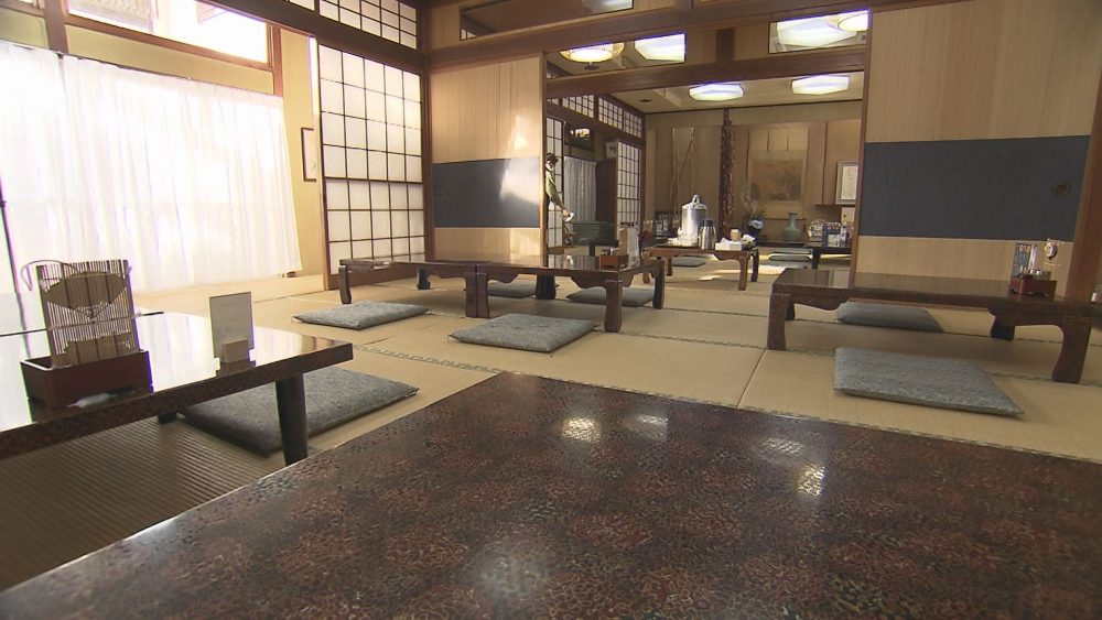 お座敷でラーメンをいただく