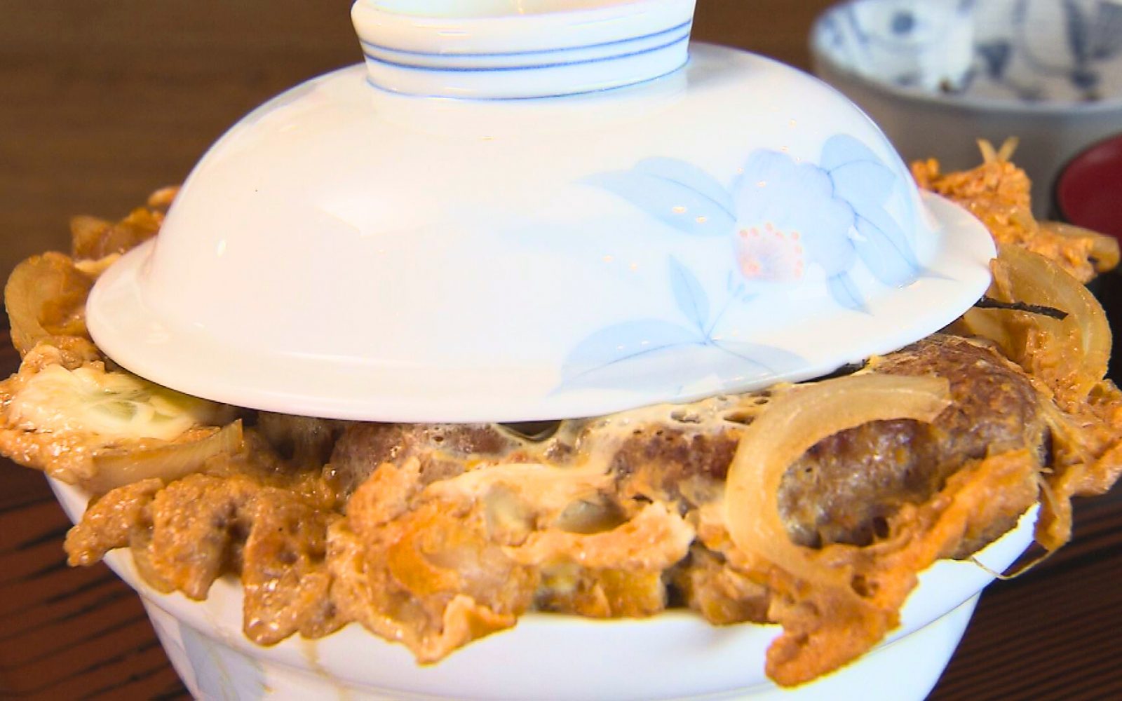 蓋が閉まらない！？　ボリューム満点のかつ丼