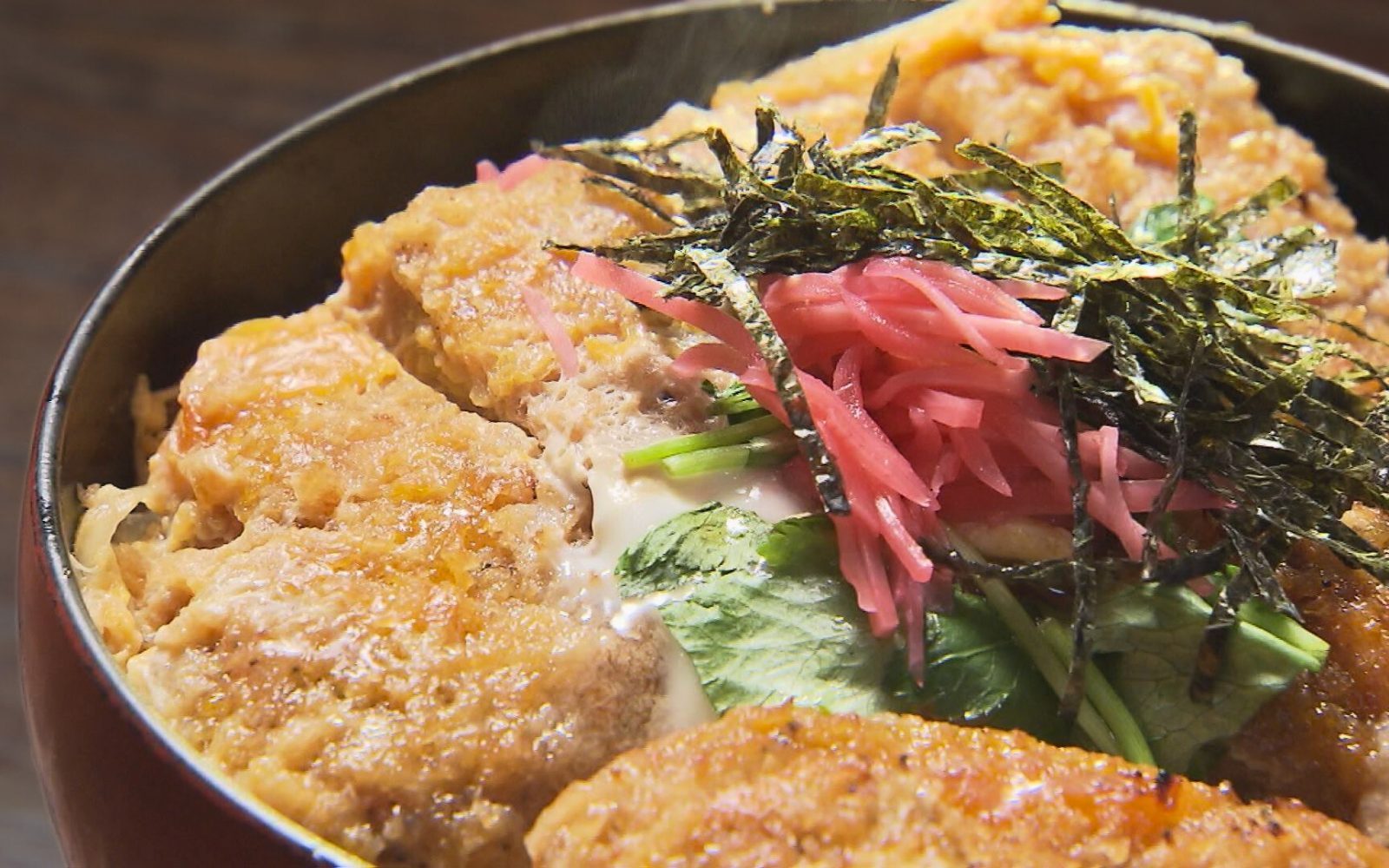 噛むたびに出汁がしみ出る　和食処の逸品カツ丼