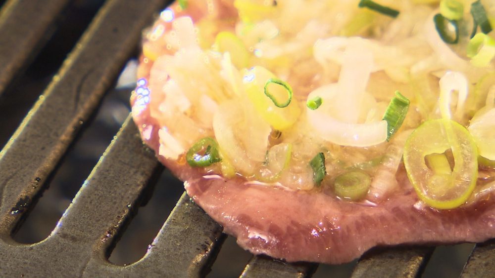 上塩タンは弾力と旨みが感じられる