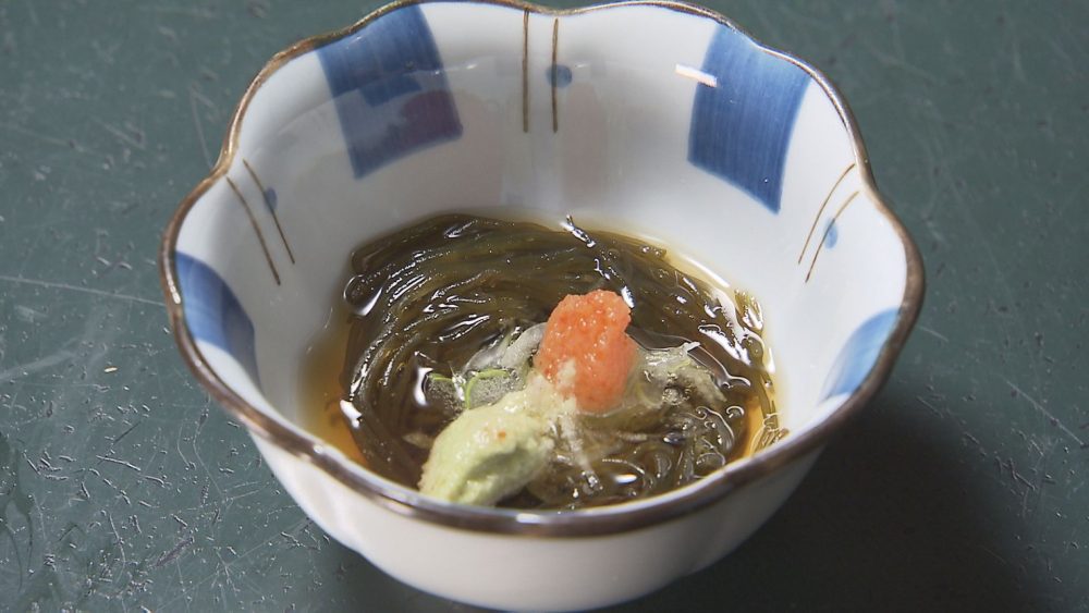 そばつゆでいただくモズク