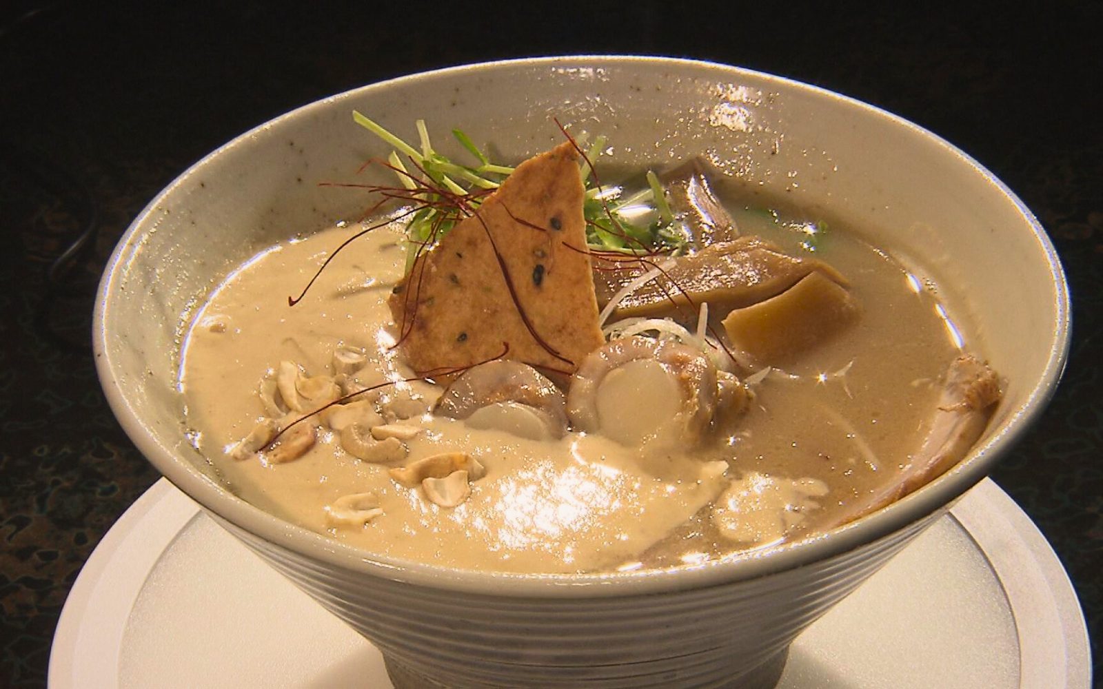 老舗割烹の地元愛感じる「芳醇ホタテそば」