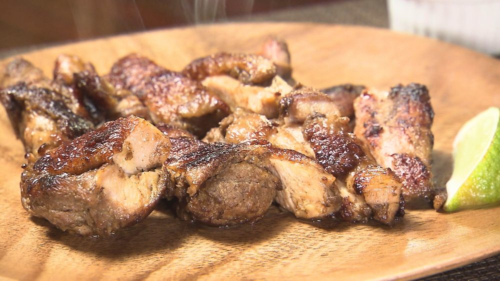 スパイスに漬け込んだチキンを香ばしく