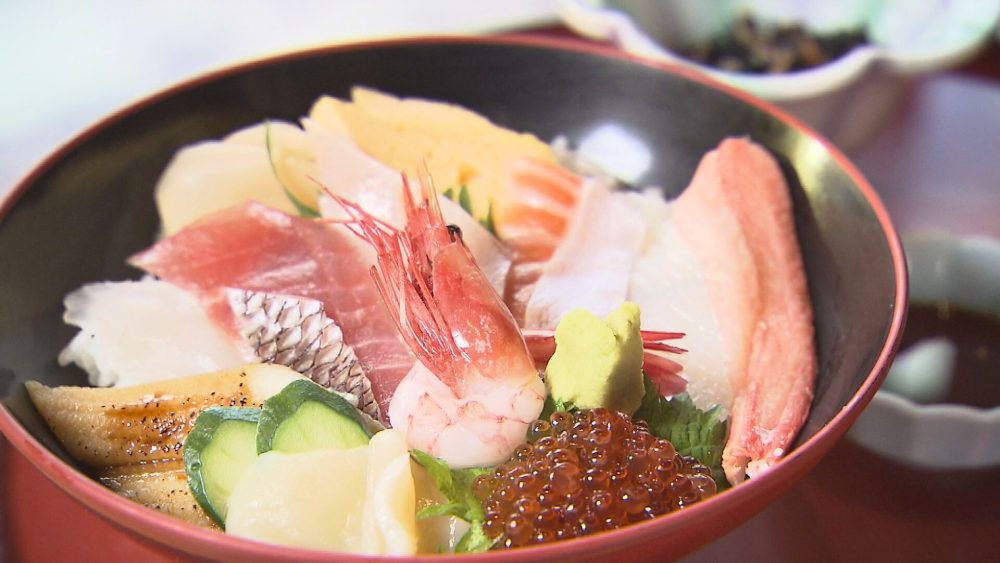 新鮮な海の幸を一度に楽しめる「ちらし寿司」＆名物の塩味「すいとん」