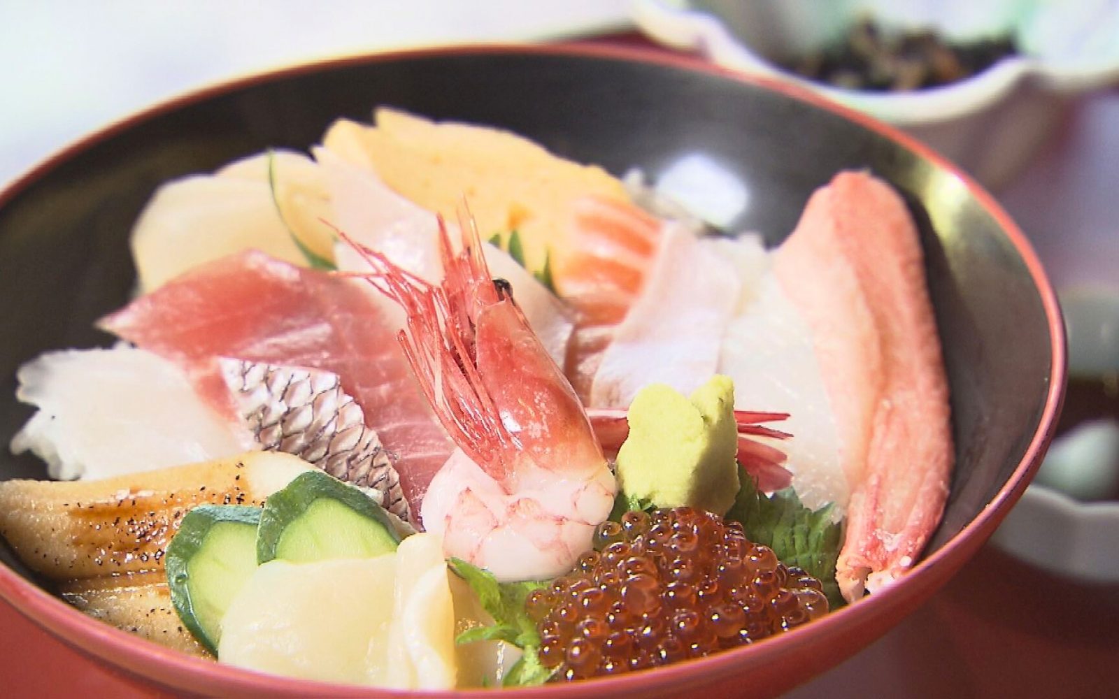 新鮮な海の幸を一度に楽しめる「ちらし寿司」＆名物の塩味「すいとん」