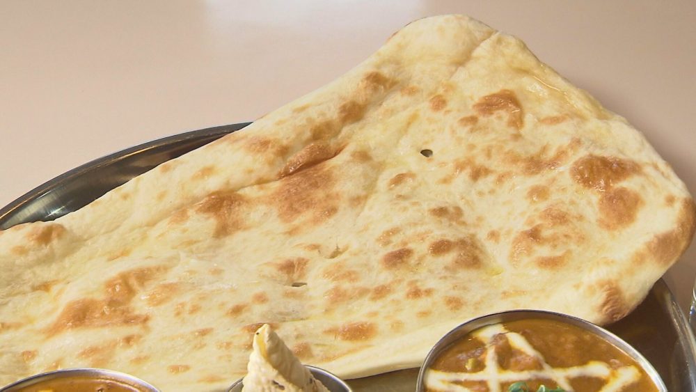 ナンはインドから取り寄せた窯で焼く