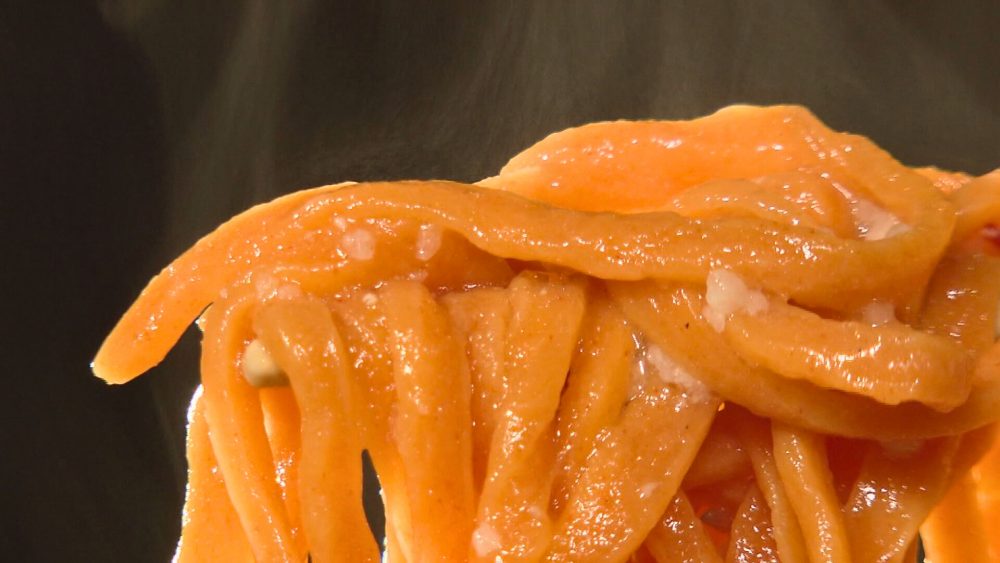 唐辛子を練り込んだピリ辛麺