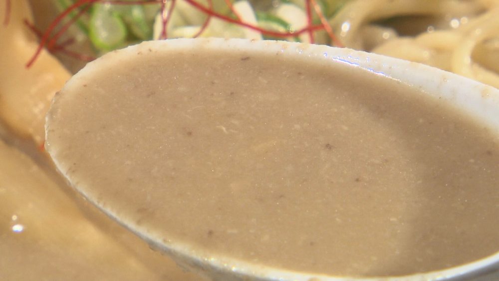 パンチの効いた濃い煮干しスープ