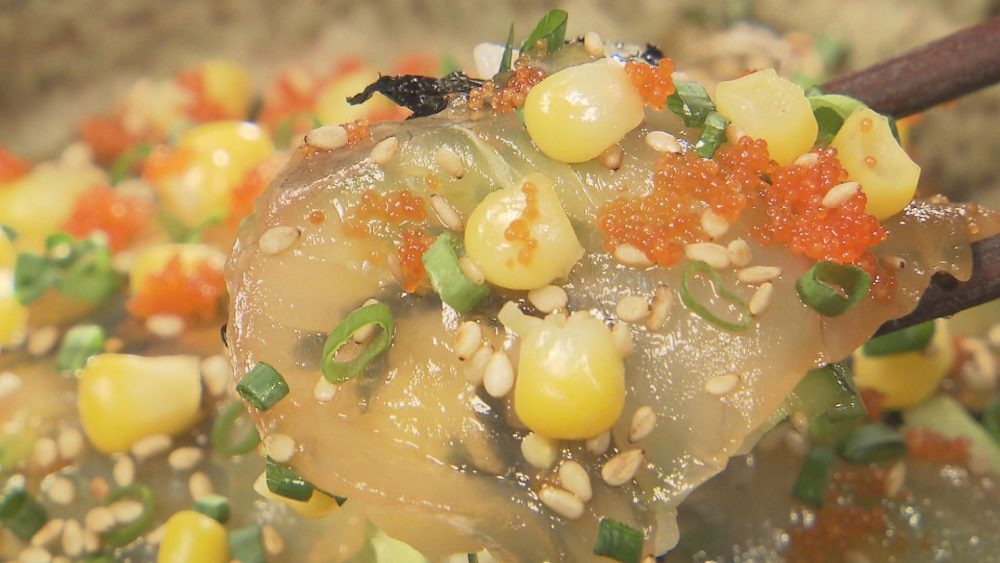 地元食材にこだわる　ヒラメのヅケ丼