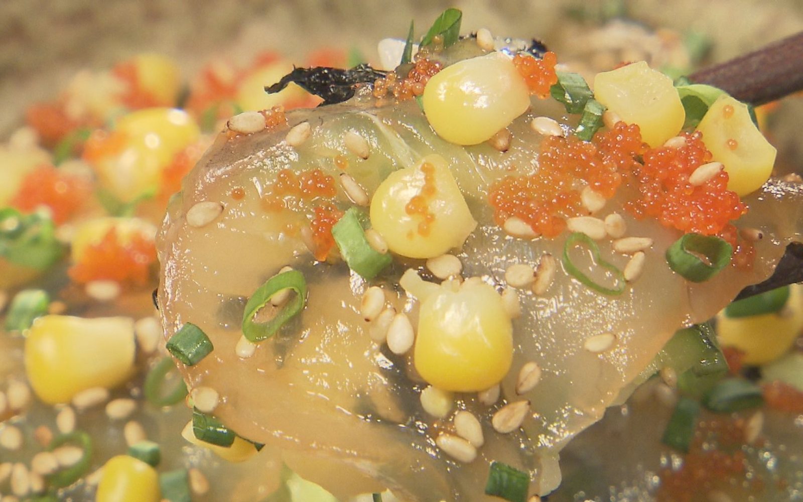 地元食材にこだわる　ヒラメのヅケ丼