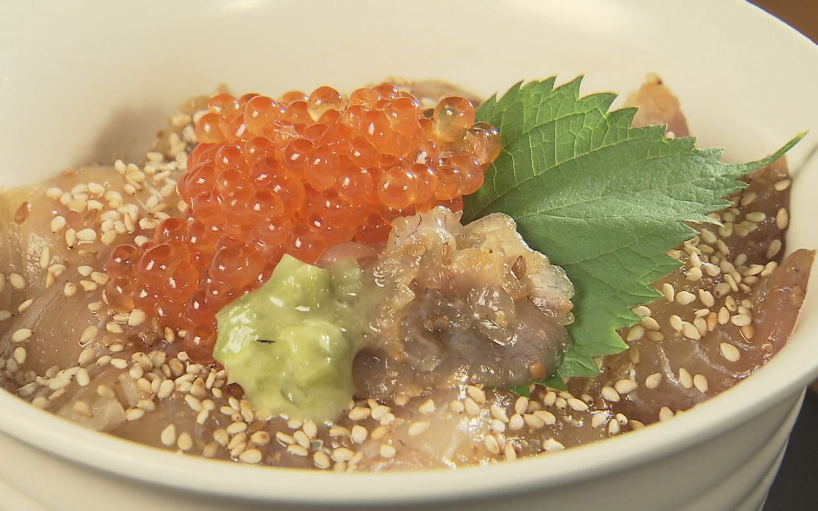 イクラものせた 豪華ヒラメのヅケ丼