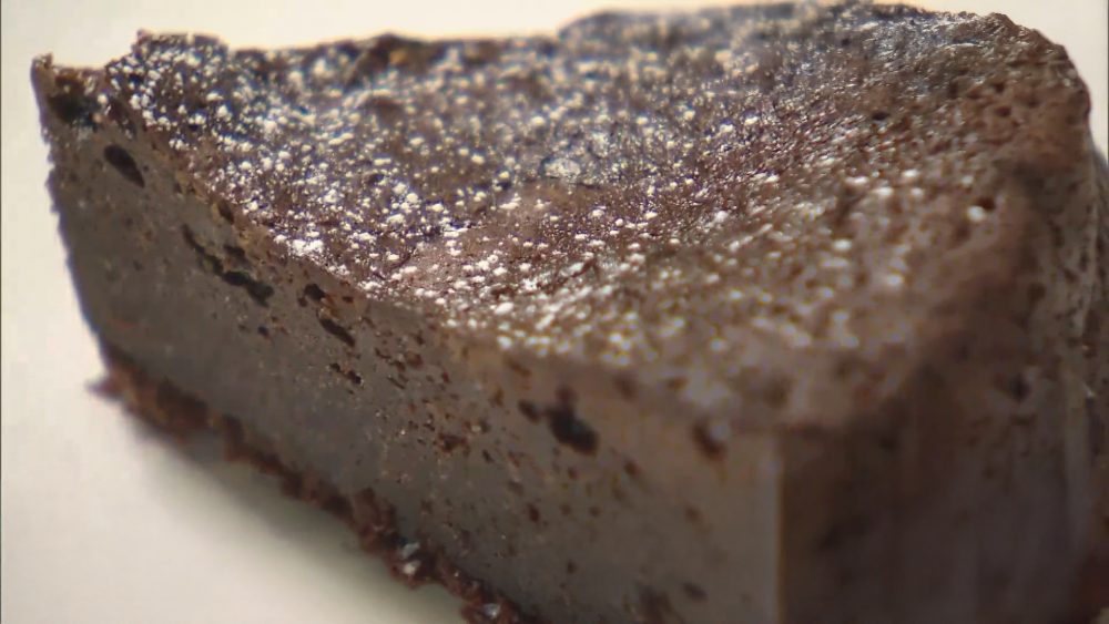 黒石市の元病院がレトロなカフェに再生 「喫茶 私とワタシ」の濃厚ガトーショコラ