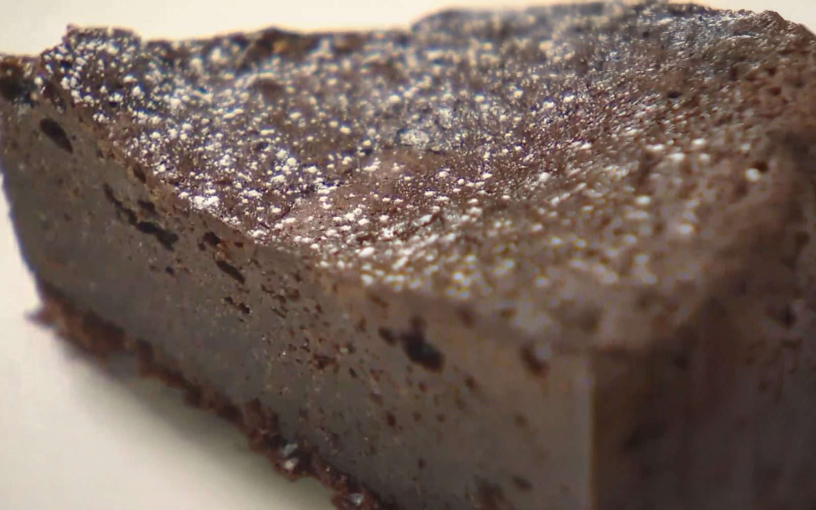 黒石市の元病院がレトロなカフェに再生 「喫茶 私とワタシ」の濃厚ガトーショコラ