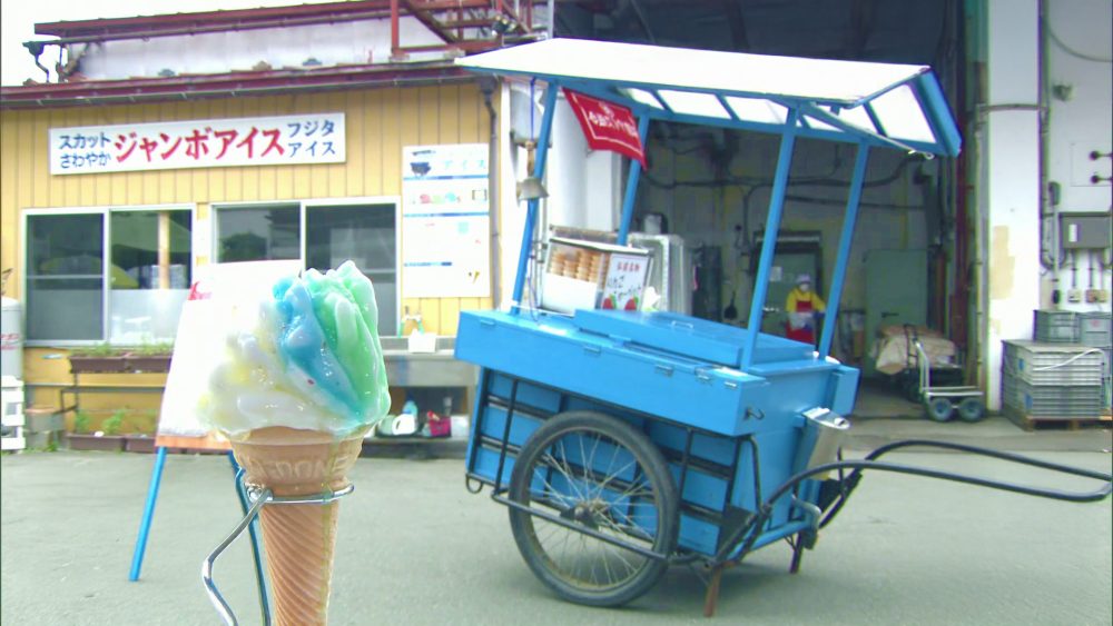 弘前市紺屋町の藤田アイス店で昔ながらのカランカランアイス
