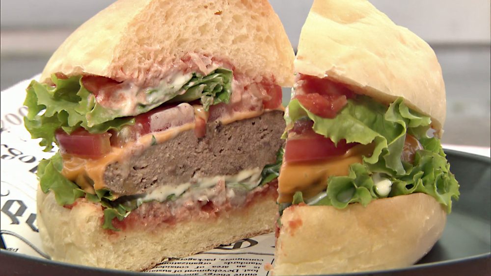 日本海を望むオープンカフェ「風合瀬海岸 かおりの店」で味わう名産マグロの贅沢バーガーと雪人参シェイク
