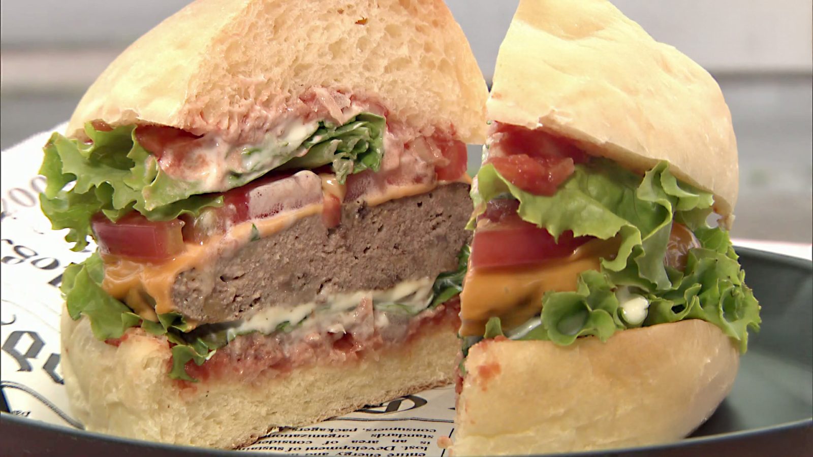 日本海を望むオープンカフェ「風合瀬海岸 かおりの店」で味わう名産マグロの贅沢バーガーと雪人参シェイク