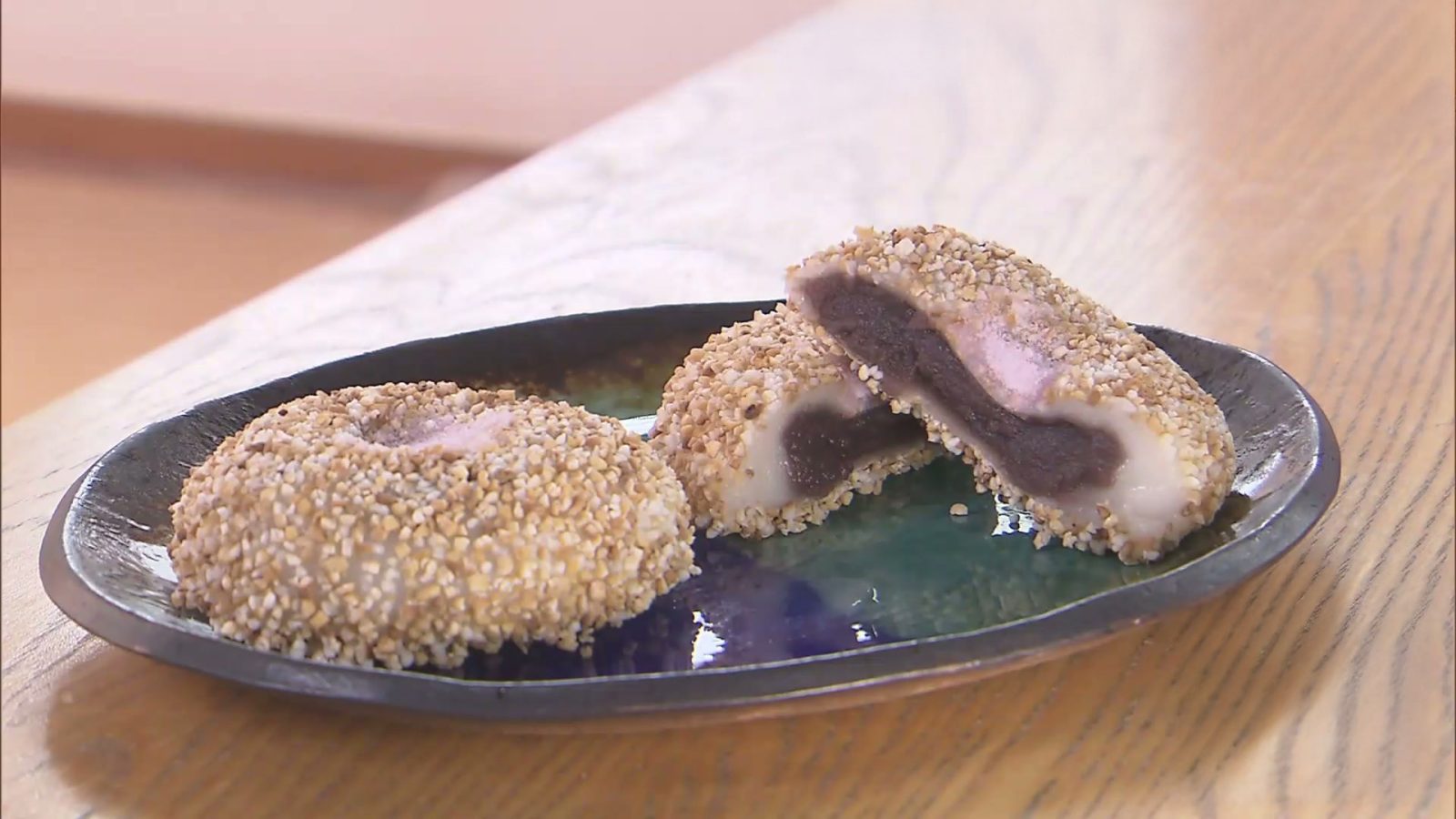 さっぱりした甘さと香ばしい食感の「あさか餅」と夏限定スイーツを弘前市の三笠屋餅店で味わう